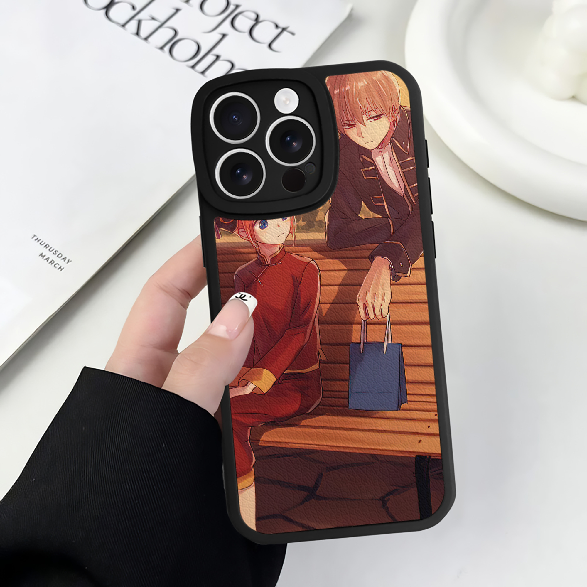 （画像用） ぎんたま 坂田銀時（さかたぎんとき） 神楽 志村新八（しむら しんぱち） GINTAMA Sakata Gintoki Kagura Shimura Shinpachi 【iPhone 16シリーズ対応】シリコンスマホケース（レザー調） 材質：シリコン